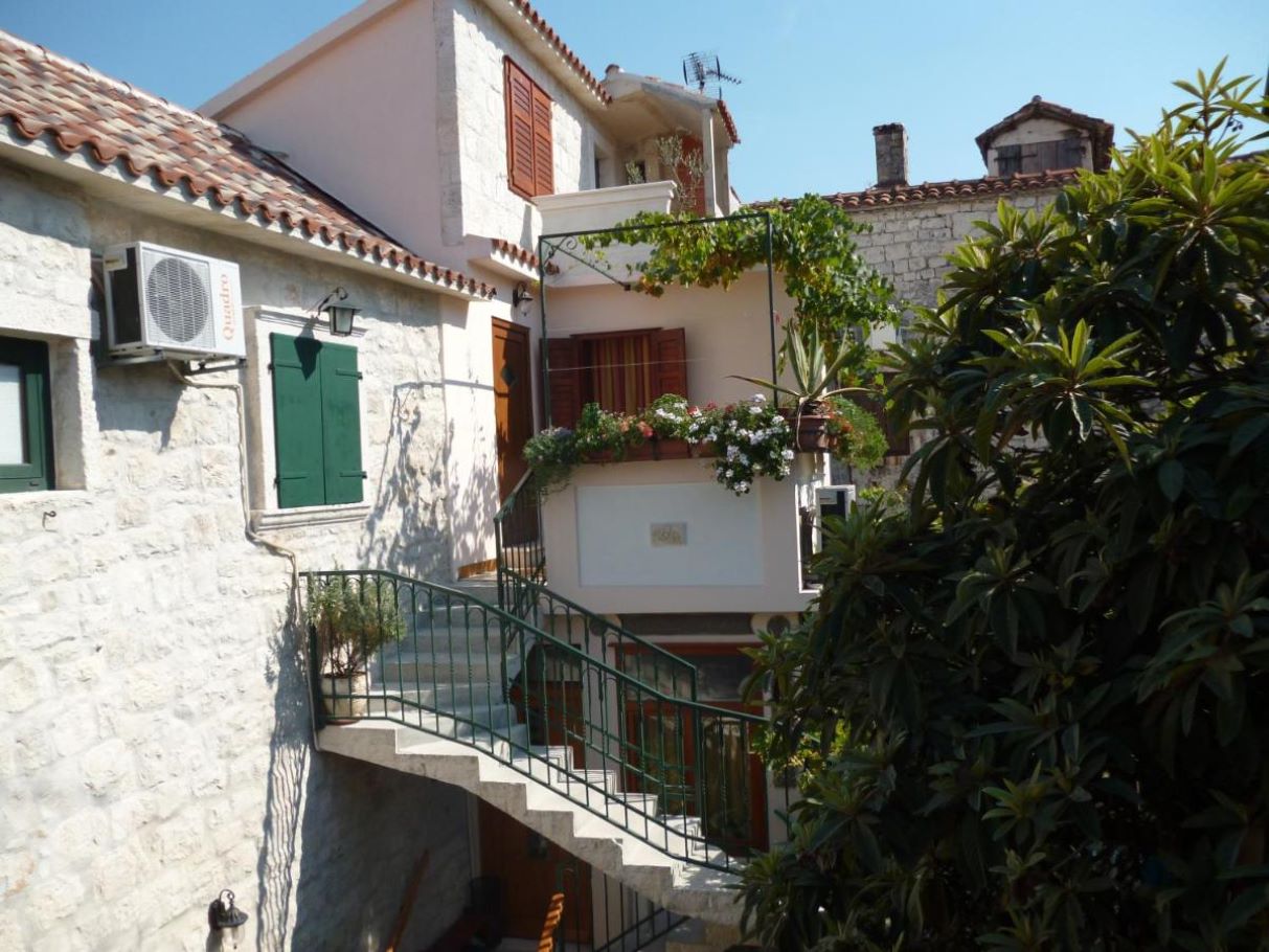 Apartamenty i pokoje Jare - in old town R1 zelena(2), A2 gornji (2+2) Trogir - Riwiera Trogir 