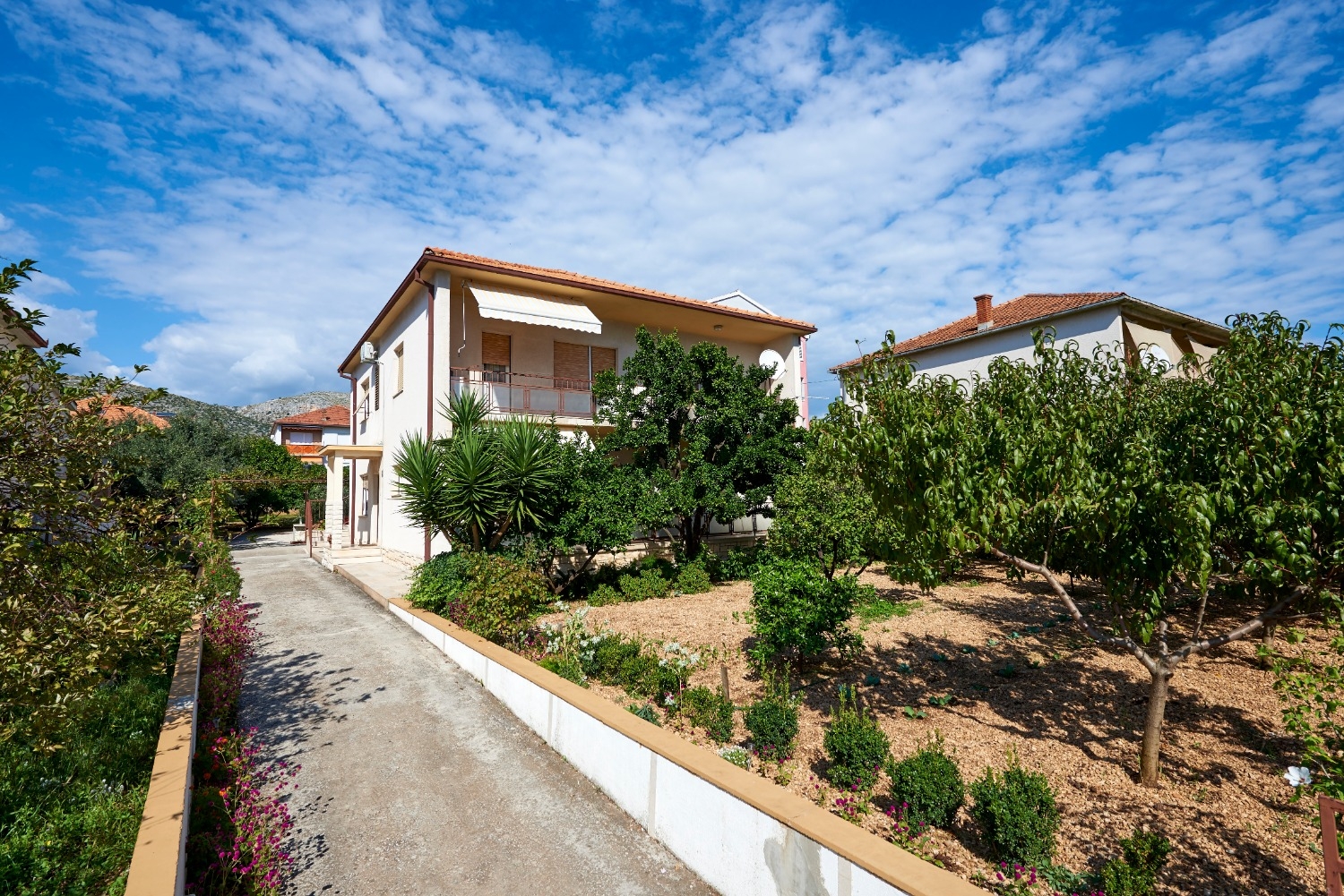 Apartamenty i pokoje Ivo - with garden: A1(2+2), R1(2+1), R2(2) Trogir - Riwiera Trogir 