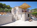 Dom wakacyjny Tonko - open pool: H(4+1) Postira - Wyspa Brac  - Chorwacja  - dziedziniec