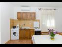 Apartamenty Gogi - 130 m from sea: SA2(2), A1(2) Postira - Wyspa Brac  - Apartament - A1(2): kuchnia z jadalnią