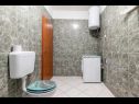 Apartamenty Brane - Economy Apartments: A1(4), A2(2) Postira - Wyspa Brac  - Apartament - A1(4): łazienka z WC