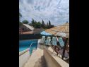 Dom wakacyjny Niksi - with pool: H(8+4) Skrip - Wyspa Brac  - Chorwacja  - basen