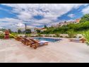 Dom wakacyjny Villa Gold - private pool & grill: H(12+4) Splitska - Wyspa Brac  - Chorwacja  - tarasa w ogrodzie