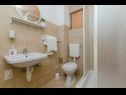 Apartamenty Vlado - cosy & afordable: SA1(2), A2(3), A3(5) Supetar - Wyspa Brac  - Studio apartament - SA1(2): łazienka z WC
