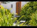 Apartamenty Stone garden - cosy and comfy : A1(4), A2(2) Supetar - Wyspa Brac  - tarasa w ogrodzie