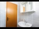 Apartamenty Sima - 100m from beach: A1(4+1), A2(2+2), A3(4+2), A4 (2+2) Mastrinka - Wyspa Ciovo  - Apartament - A1(4+1): łazienka z WC