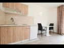 Apartamenty Antonia - 270m to sea: A4 Green(2+2), SA2 Silver(2), A1Blue(2), SA3 Gold(2) Mastrinka - Wyspa Ciovo  - Studio apartament - SA2 Silver(2): kuchnia z jadalnią