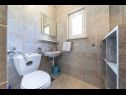 Apartamenty Bozo - 100m to the sea: A1(4), A2(4), A3(4), A4(4), A5(4) Okrug Donji - Wyspa Ciovo  - Apartament - A2(4): łazienka z WC