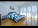 Apartamenty Ljuba - nice garden: A2(4+1) Plavi, A4(8+1), A1(2+2) Okrug Gornji - Wyspa Ciovo  - Apartament - A4(8+1): sypialnia