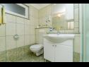 Apartamenty Ljuba - nice garden: A2(4+1) Plavi, A4(8+1), A1(2+2) Okrug Gornji - Wyspa Ciovo  - Apartament - A1(2+2): łazienka z WC