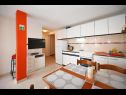 Apartamenty Mihovilovic - 50 m from beach: A1(4), A2(6+1), A3(4+2), A4(2+1) Slatine - Wyspa Ciovo  - Apartament - A1(4): kuchnia z jadalnią
