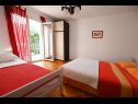 Apartamenty Mihovilovic - 50 m from beach: A1(4), A2(6+1), A3(4+2), A4(2+1) Slatine - Wyspa Ciovo  - Apartament - A2(6+1): sypialnia