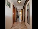 Apartamenty Mihovilovic - 50 m from beach: A1(4), A2(6+1), A3(4+2), A4(2+1) Slatine - Wyspa Ciovo  - Apartament - A2(6+1): korytarz