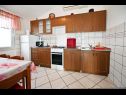 Apartamenty Mihovilovic - 50 m from beach: A1(4), A2(6+1), A3(4+2), A4(2+1) Slatine - Wyspa Ciovo  - Apartament - A3(4+2): kuchnia z jadalnią