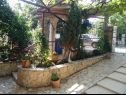Apartamenty Mondina - sea view and garden : A1(4), A2(3+1), SA3(2) Banjole - Istria  - dziedziniec