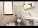 Apartamenty Mir - 50m from the sea A1(2+2), A2(2+1), A3(2), A4(4+2), A5(2+2) Fazana - Istria  - Apartament - A1(2+2): łazienka z WC