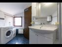Apartamenty Mir - 50m from the sea A1(2+2), A2(2+1), A3(2), A4(4+2), A5(2+2) Fazana - Istria  - Apartament - A5(2+2): łazienka z WC