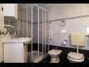 Apartamenty Mir - 50m from the sea A1(2+2), A2(2+1), A3(2), A4(4+2), A5(2+2) Fazana - Istria  - Apartament - A5(2+2): łazienka z WC