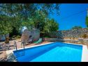 Apartamenty Mimi - with swimming pool A1 Jasen(2+2), A2 Ulika(4+1) , A4 Christa(4+1)  Krnica - Istria  - basen