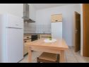 Apartamenty Gordan - apartments by the sea: A1(3+1), A2(3+1), A3(2) Brist - Riwiera Makarska  - Apartament - A1(3+1): kuchnia z jadalnią