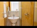 Apartamenty Gianni - modern & great location: SA1(2), A2(2+2), A3(2+2) Makarska - Riwiera Makarska  - Studio apartament - SA1(2): łazienka z WC