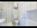Apartamenty Anki - 15 m from sea: A1(4), A2(3), A3(2+1), A4 east(2+1) Zivogosce - Riwiera Makarska  - Apartament - A2(3): łazienka z WC