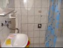 Apartamenty Dragan - Economy Apartments: A1 Veci (4+1), A2 Manji (4+1) Jezera - Wyspa Murter  - Apartament - A2 Manji (4+1): łazienka z WC