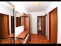 Apartamenty Slađa - 150 m from beach: A1(4+1), A2(4+1) Jezera - Wyspa Murter  - Apartament - A1(4+1): korytarz