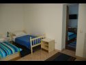 Apartamenty Zdravko - 150 m from sandy beach: SA1(3), SA2(3), A3(5) Duce - Riwiera Omis  - Apartament - A3(5): sypialnia