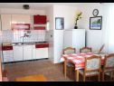 Apartamenty Šera - 50 m from beach: A1(4), A2(4), A3(2+2) Pisak - Riwiera Omis  - Apartament - A2(4): kuchnia z jadalnią