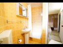 Apartamenty Lile - comfortable 3 bedroom apartment: A1(6+2) Pisak - Riwiera Omis  - Apartament - A1(6+2): łazienka z WC