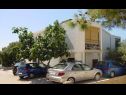 Apartamenty Bari - 140 m from beach: A1(4+1), A2(4), A3(2+2) Mandre - Wyspa Pag  - parking