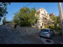 Apartamenty Petra - 50 m from pebble beach: A2-donji (4), A1-gornji (2+2) Necujam - Wyspa Solta  - parking