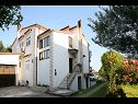 Apartamenty Božana - with parking : A1(2), A2(2+1), A3(3+2) Kastel Luksic - Riwiera Split  - dom