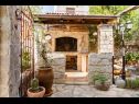 Dom wakacyjny Peace - rustic and dalmatian stone: H(7+3) Kastel Sucurac - Riwiera Split  - Chorwacja  - komin (dom i otoczenie)