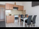Apartamenty Vin - 40 m from sea: A1 (4+1), A2 (2+2), A3 (2+2) Seget Donji - Riwiera Trogir  - Apartament - A2 (2+2): kuchnia z jadalnią