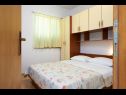Apartamenty Mare - 30 m from pebble beach: SA1(2), SA2(2), A3(4), A4(4), A5(8) Seget Vranjica - Riwiera Trogir  - Apartament - A3(4): sypialnia