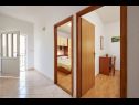 Apartamenty Mare - 30 m from pebble beach: SA1(2), SA2(2), A3(4), A4(4), A5(8) Seget Vranjica - Riwiera Trogir  - Apartament - A3(4): korytarz