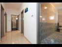 Apartamenty Mare - 30 m from pebble beach: SA1(2), SA2(2), A3(4), A4(4), A5(8) Seget Vranjica - Riwiera Trogir  - Apartament - A5(8): korytarz