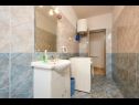 Apartamenty Mare - 30 m from pebble beach: SA1(2), SA2(2), A3(4), A4(4), A5(8) Seget Vranjica - Riwiera Trogir  - Apartament - A5(8): łazienka z WC