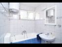 Apartamenty Snješka  - 20 m from the sea : A1(9), A2(6+2) Seget Vranjica - Riwiera Trogir  - Apartament - A1(9): łazienka z WC
