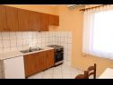 Apartamenty Ante - 50 M from the sea : A1(5), A2(8) Seget Vranjica - Riwiera Trogir  - Apartament - A1(5): kuchnia z jadalnią