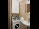 Apartamenty Tih - 20 m from sea: A1 Ruzmarin(2+2), A2 Maslina(2+2) Sevid - Riwiera Trogir  - Apartament - A2 Maslina(2+2): łazienka z WC