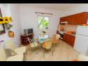 Apartamenty Iva - 150m from the beach: A1(4), A3(3), SA2(2) Trogir - Riwiera Trogir  - Apartament - A3(3): kuchnia z jadalnią