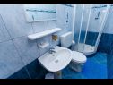 Apartamenty Iva - 150m from the beach: A1(4), A3(3), SA2(2) Trogir - Riwiera Trogir  - Apartament - A3(3): łazienka z WC