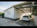 Apartamenty Florio - garden & free parking: A1(5) Trogir - Riwiera Trogir  - parking