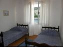 Apartamenty Ljubi - 20 m from beach: A1(4+1), A2 Crveni(2+2), A3 Zeleni(2+2) Vinisce - Riwiera Trogir  - Apartament - A1(4+1): sypialnia
