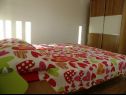 Apartamenty Ljubi - 20 m from beach: A1(4+1), A2 Crveni(2+2), A3 Zeleni(2+2) Vinisce - Riwiera Trogir  - Apartament - A2 Crveni(2+2): sypialnia