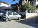 Apartamenty Josip - 5 m from beach: A1(6) Vinisce - Riwiera Trogir  - parking (dom i otoczenie)