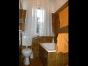 Apartamenty Ljubi - 20 m from beach: A1(4+1), A2 Crveni(2+2), A3 Zeleni(2+2) Vinisce - Riwiera Trogir  - Apartament - A1(4+1): łazienka z WC